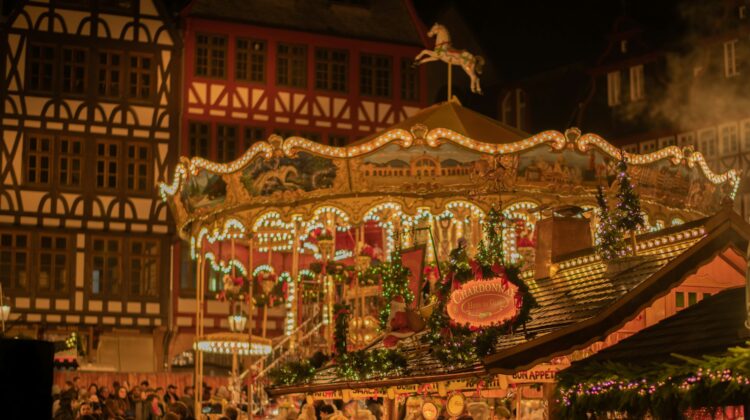 Historisches Karussell vor mittelalterlichen Fachwerkhäusern.