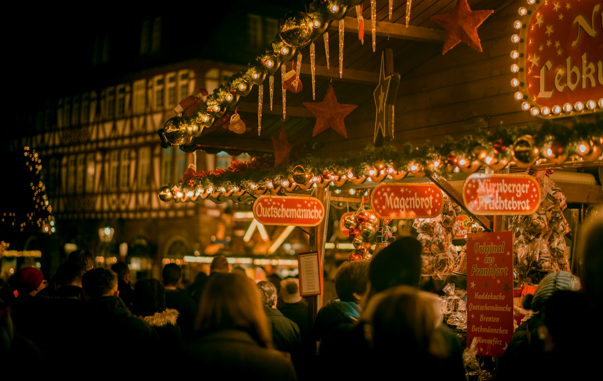 Ein schön dekorierter Lebkuchenstand auf dem Weihnachtsmarkt.